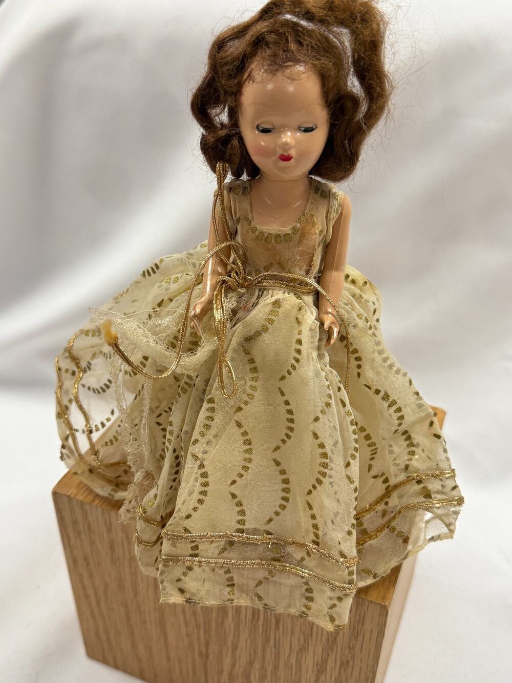 Vintage Ethnic Costume Doll Unmarked Sleep Eyes 7 Inch Free Standing Gold Cream
